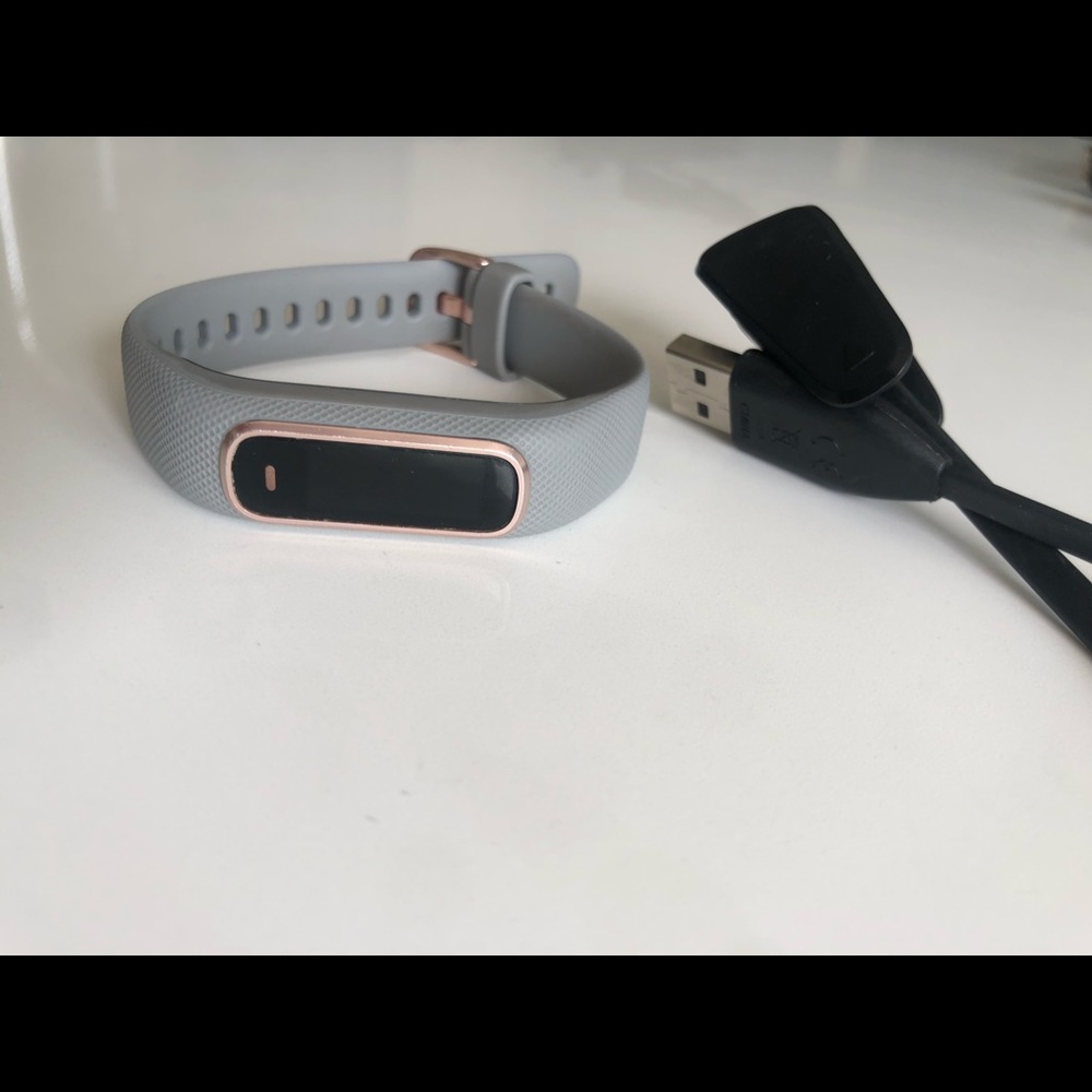 Garmin vivosmart 4 in Rose Gold.